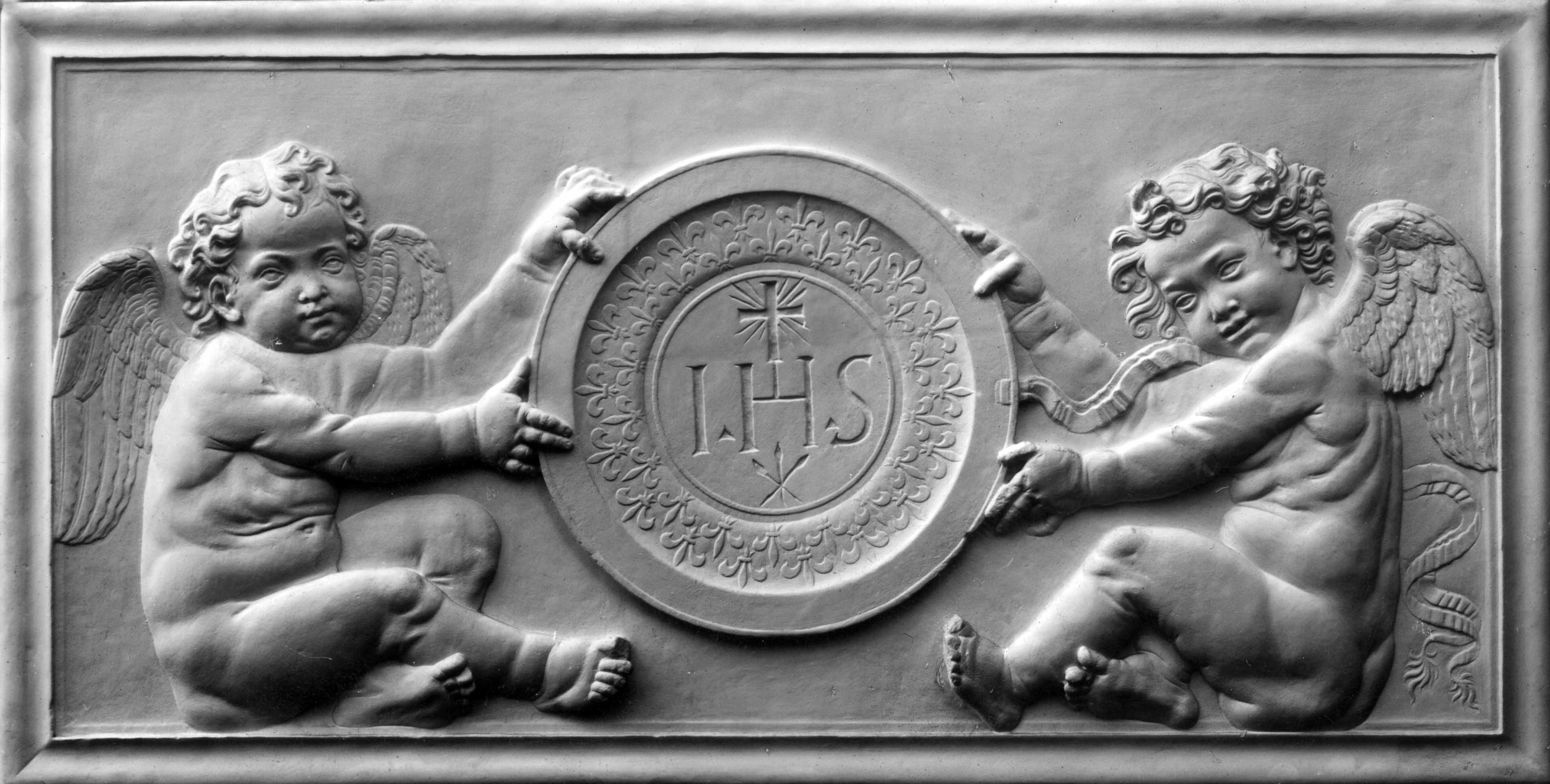 Zwei Engel mit Monogramm Jesu