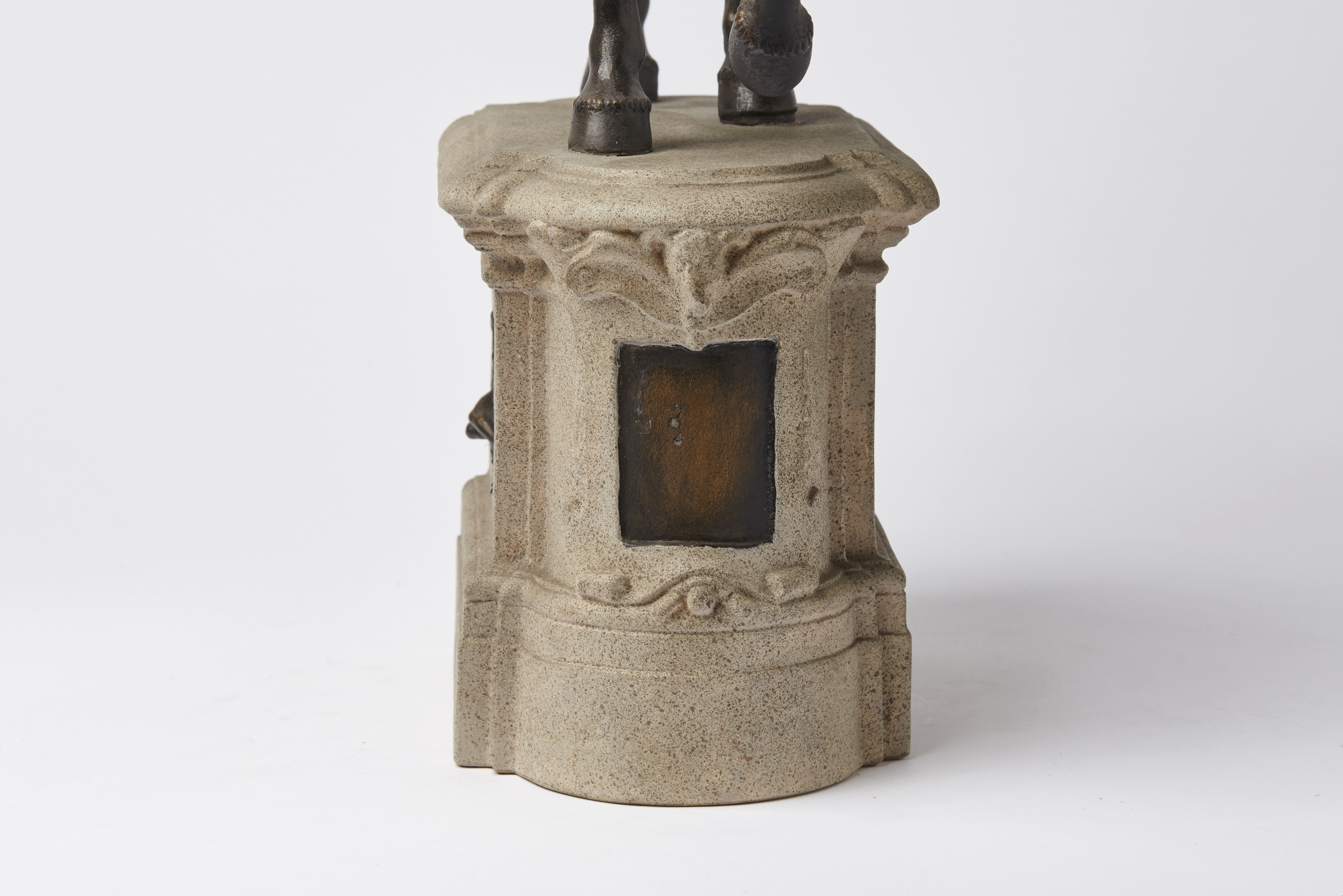 Postament (zu Reiterstatuette R-02186)