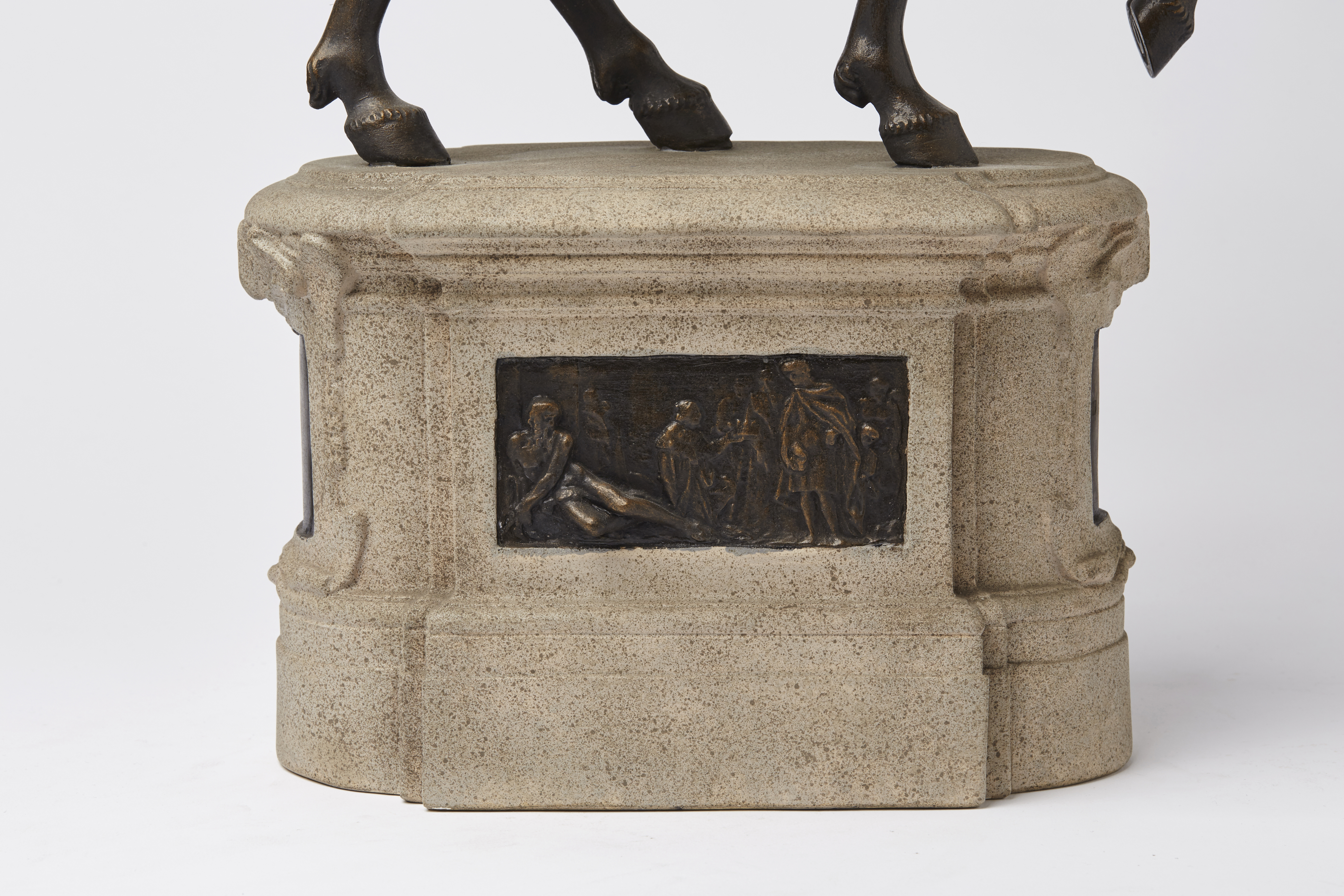 Postament (zu Reiterstatuette R-02186)