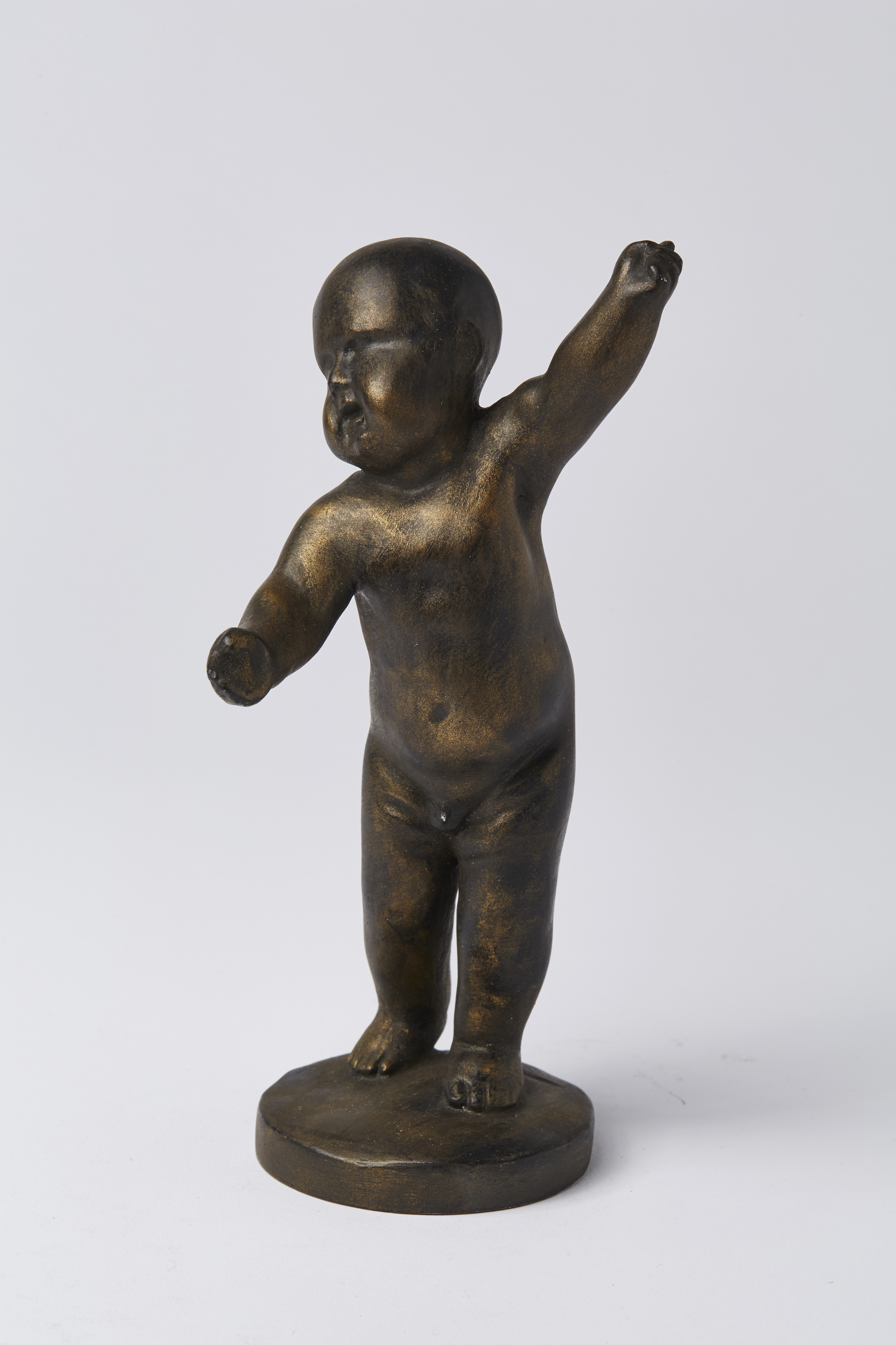 Putto, stehend