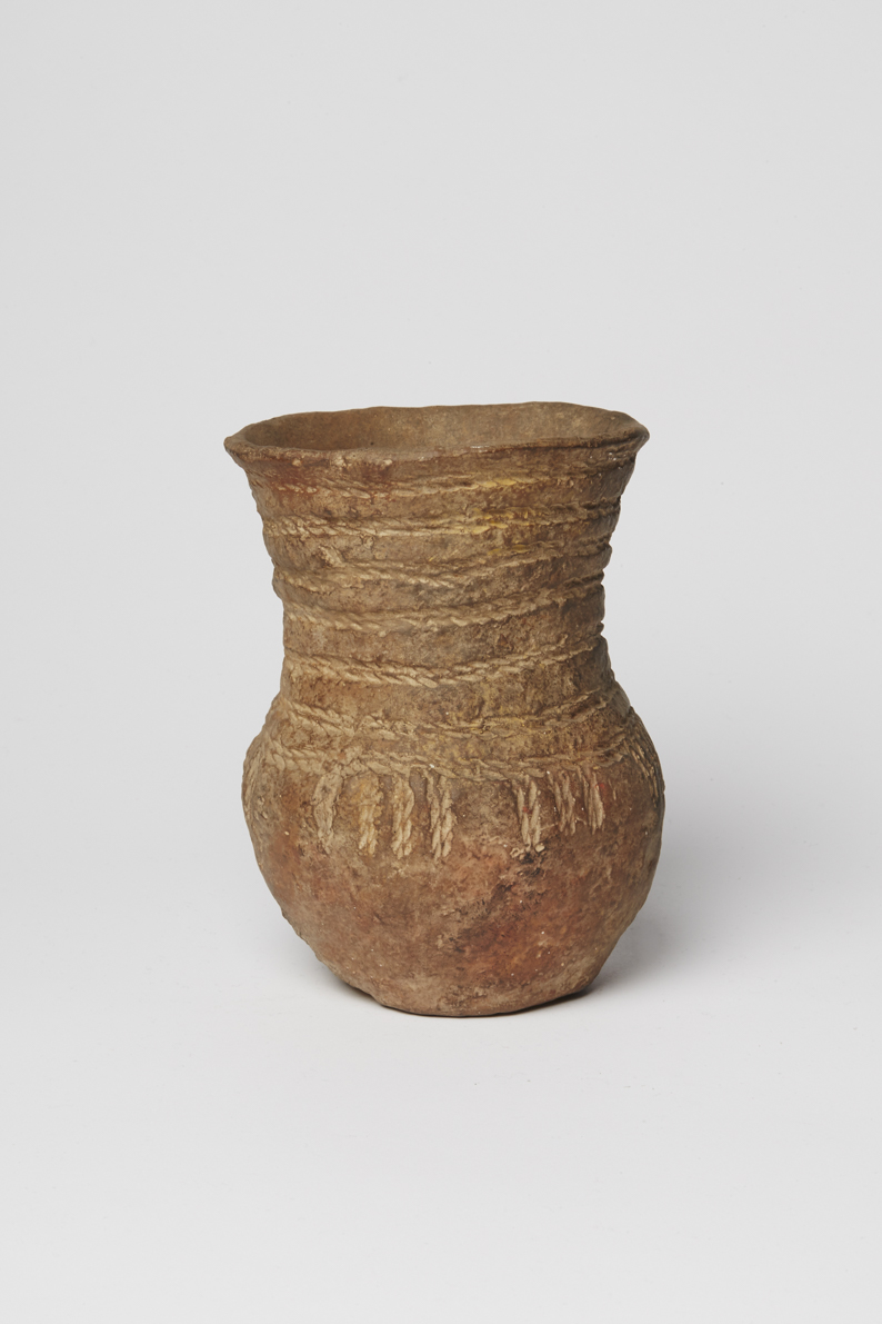 Becher mit Bänderverzierungen