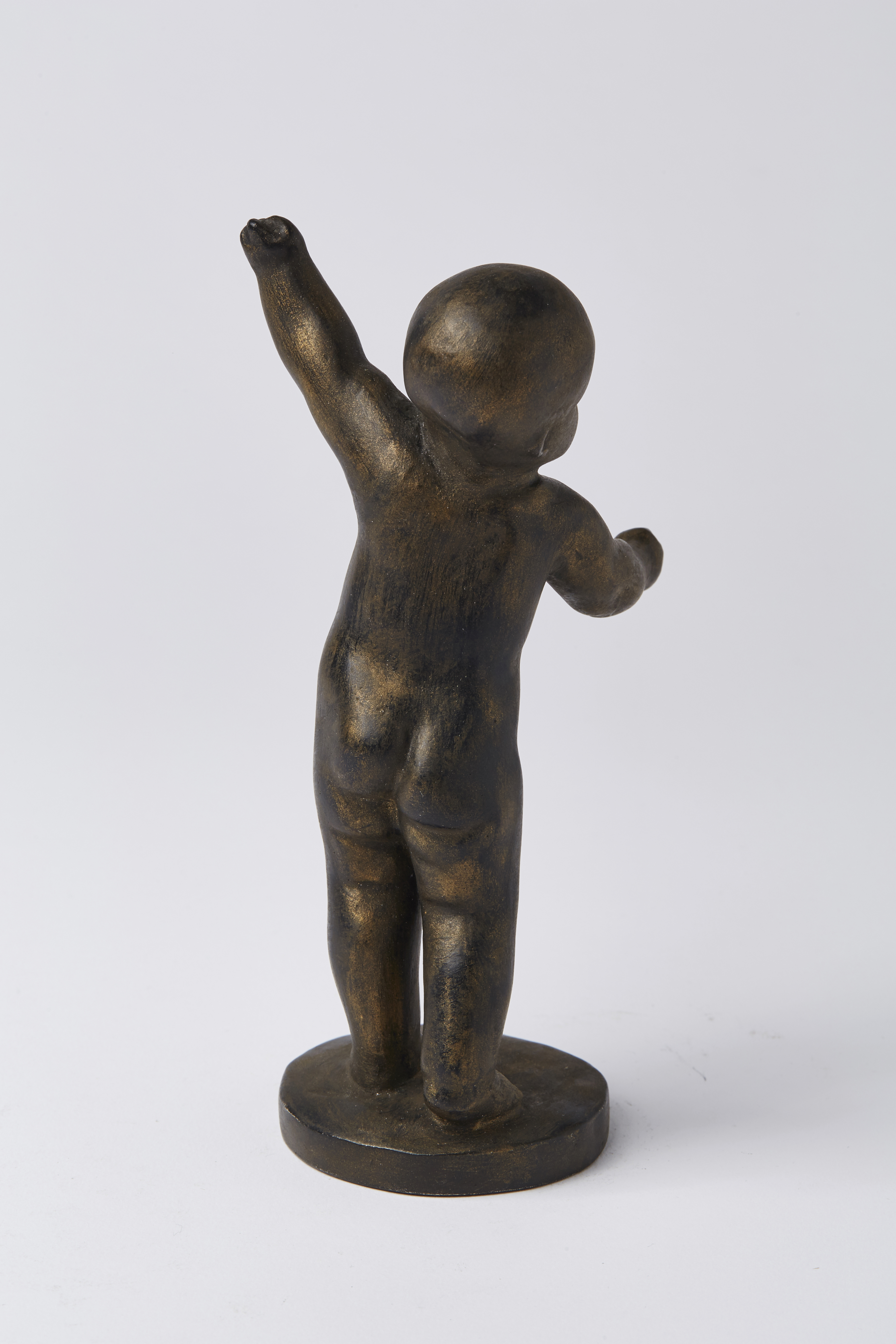 Putto, stehend