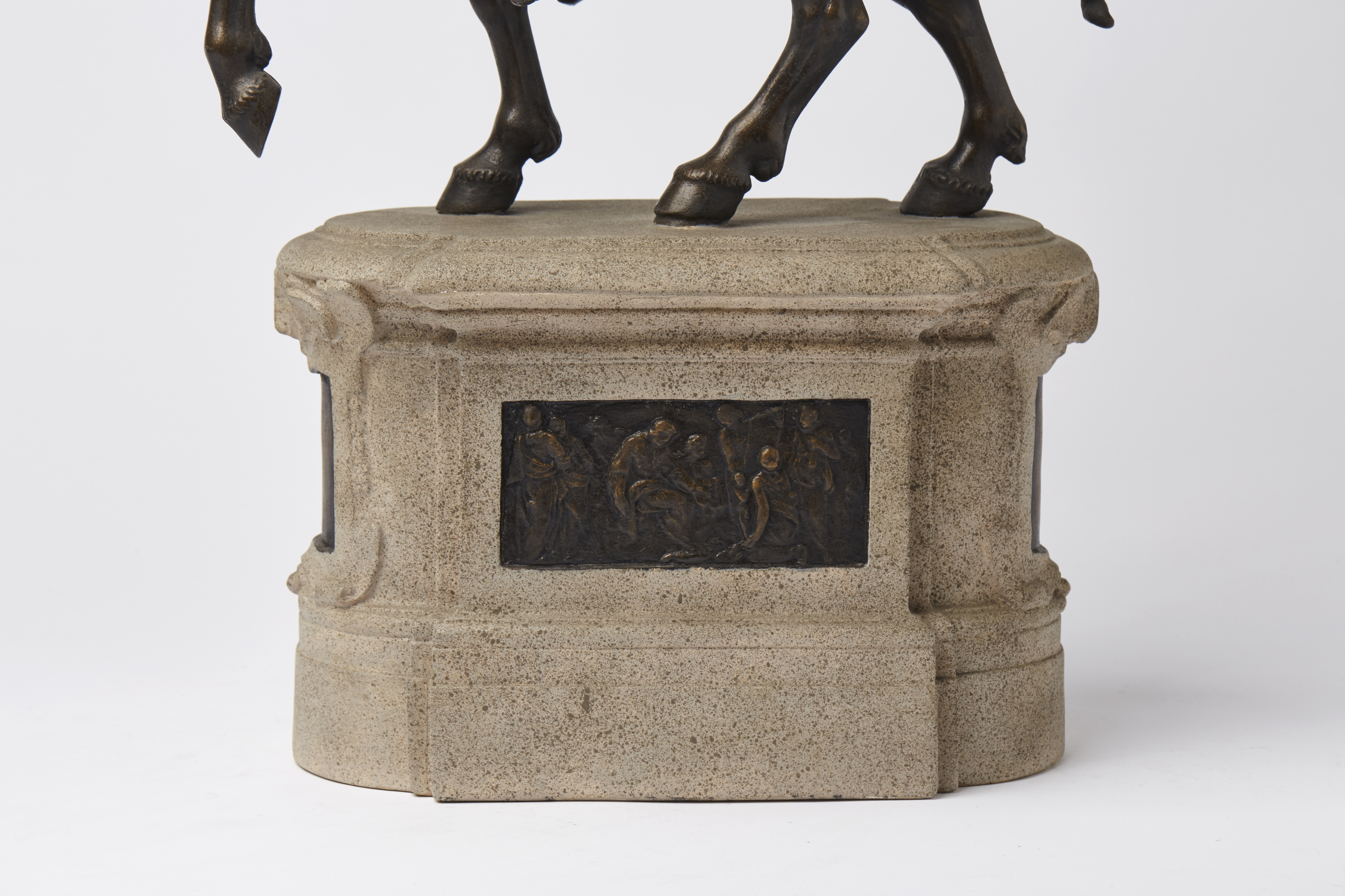 Postament (zu Reiterstatuette R-02186)