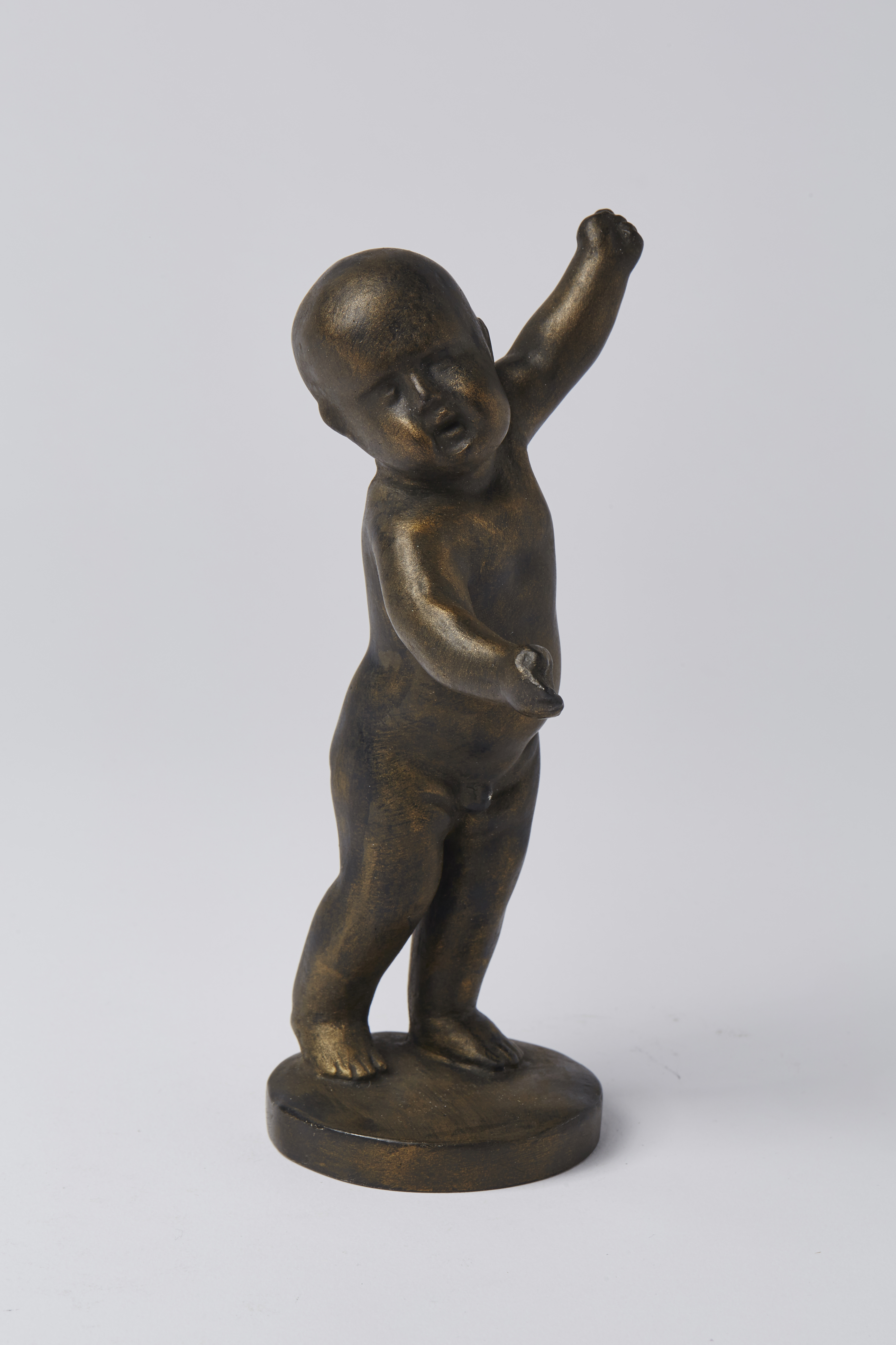 Putto, stehend