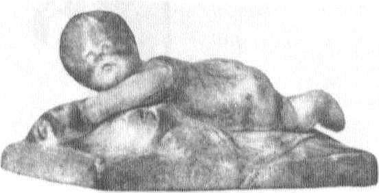 Putto, auf Bauch liegend