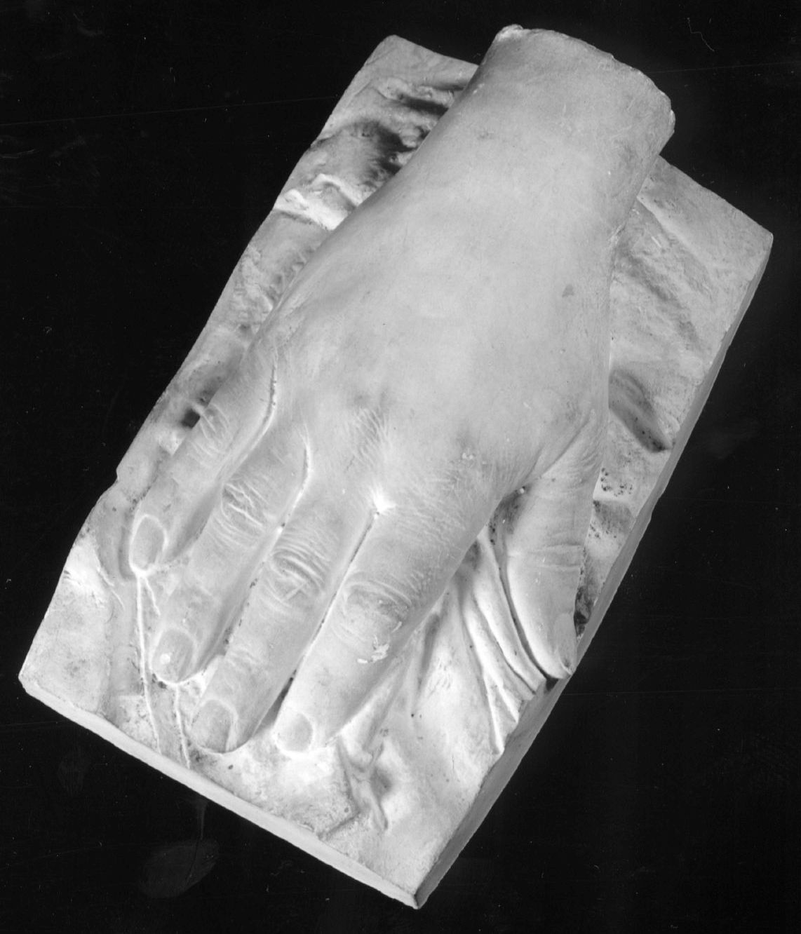 Fritz Reuter, rechte Hand auf Tuch