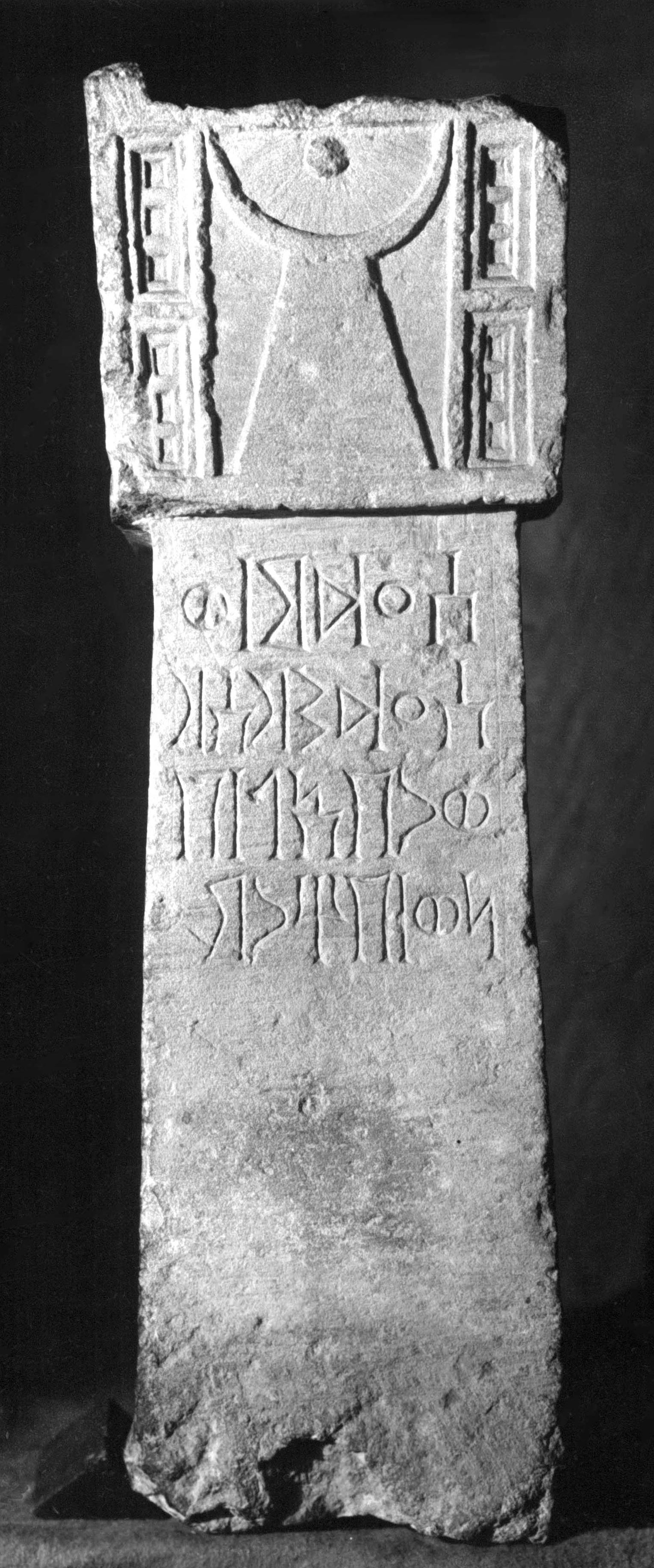 Altar mit sabäischer Inschrift