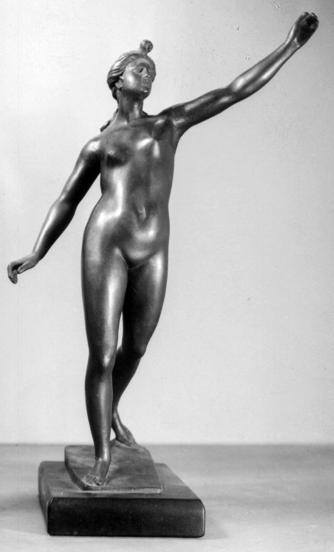 Schreitende nackte Frau (Fama)