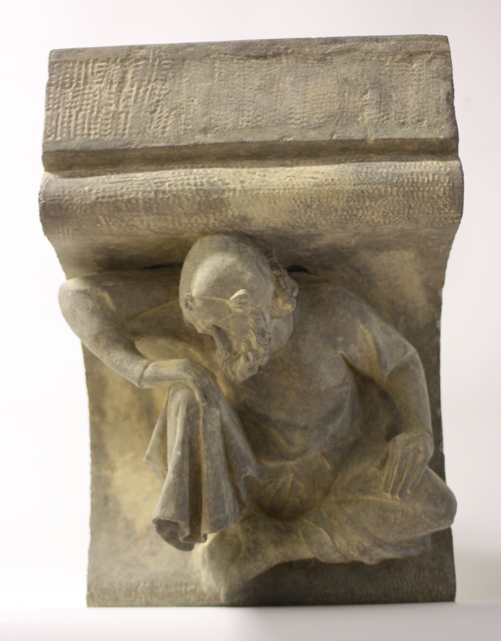 Kapitell mit männlicher Figur
