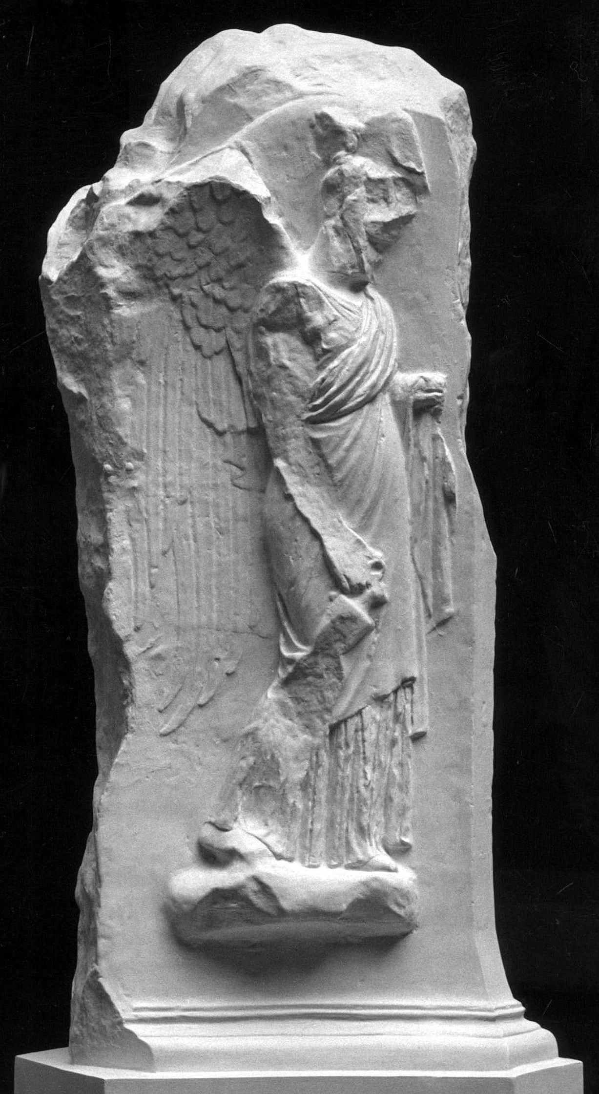 Dreifußbasis mit Dionysos und Nike