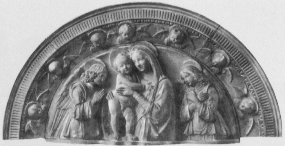 Bogeneinfassung mit Engelsköpfen