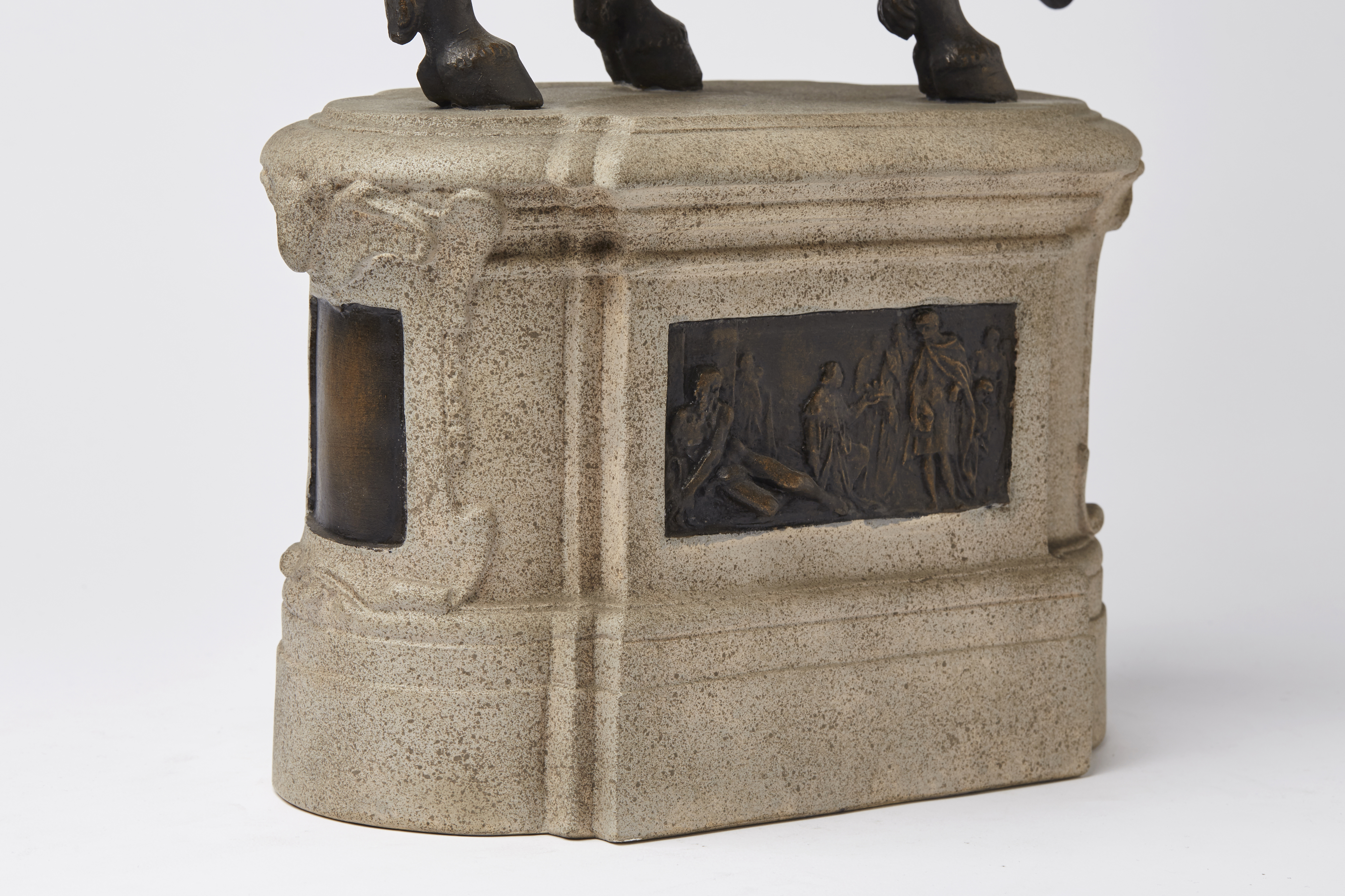 Postament (zu Reiterstatuette R-02186)