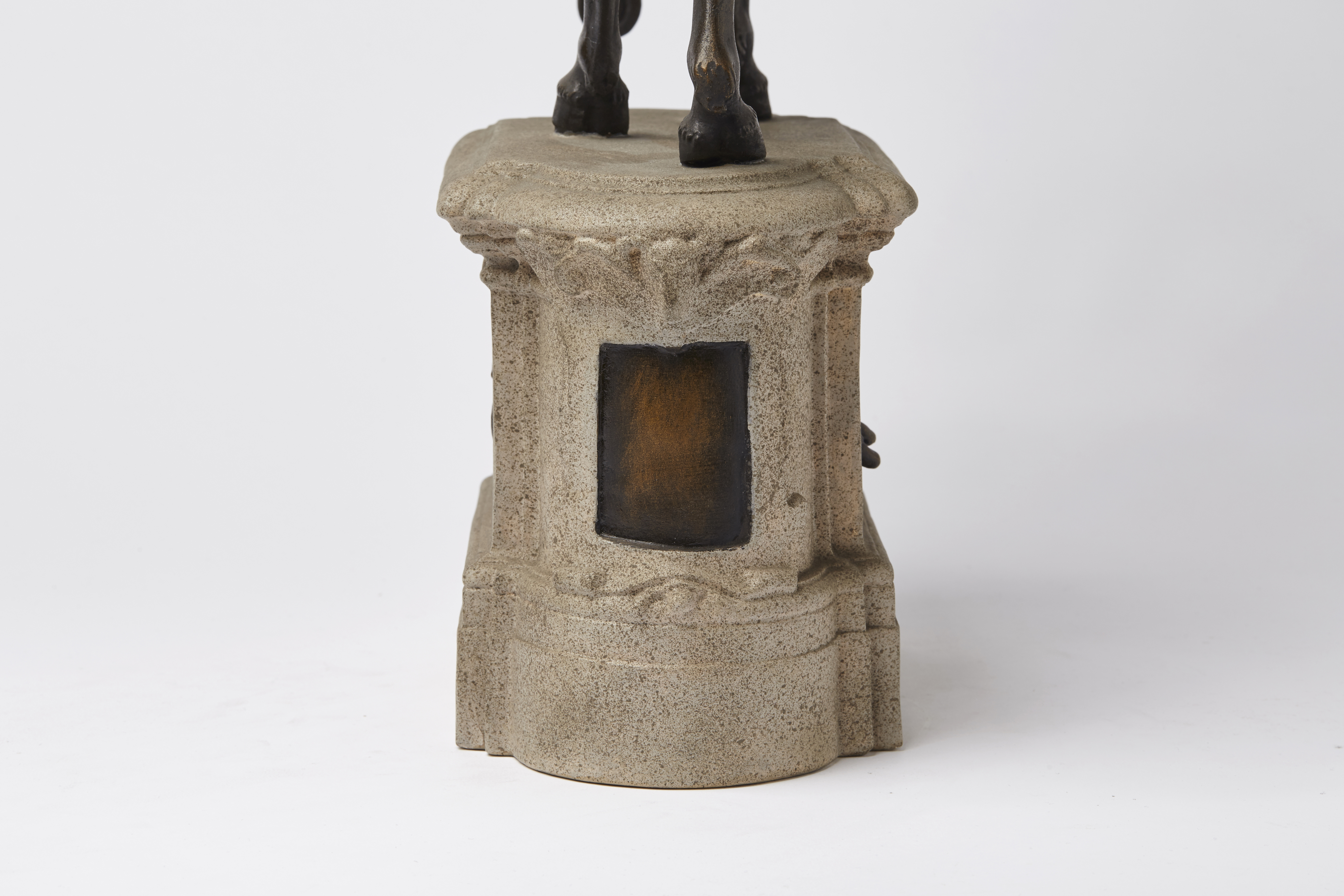 Postament (zu Reiterstatuette R-02186)