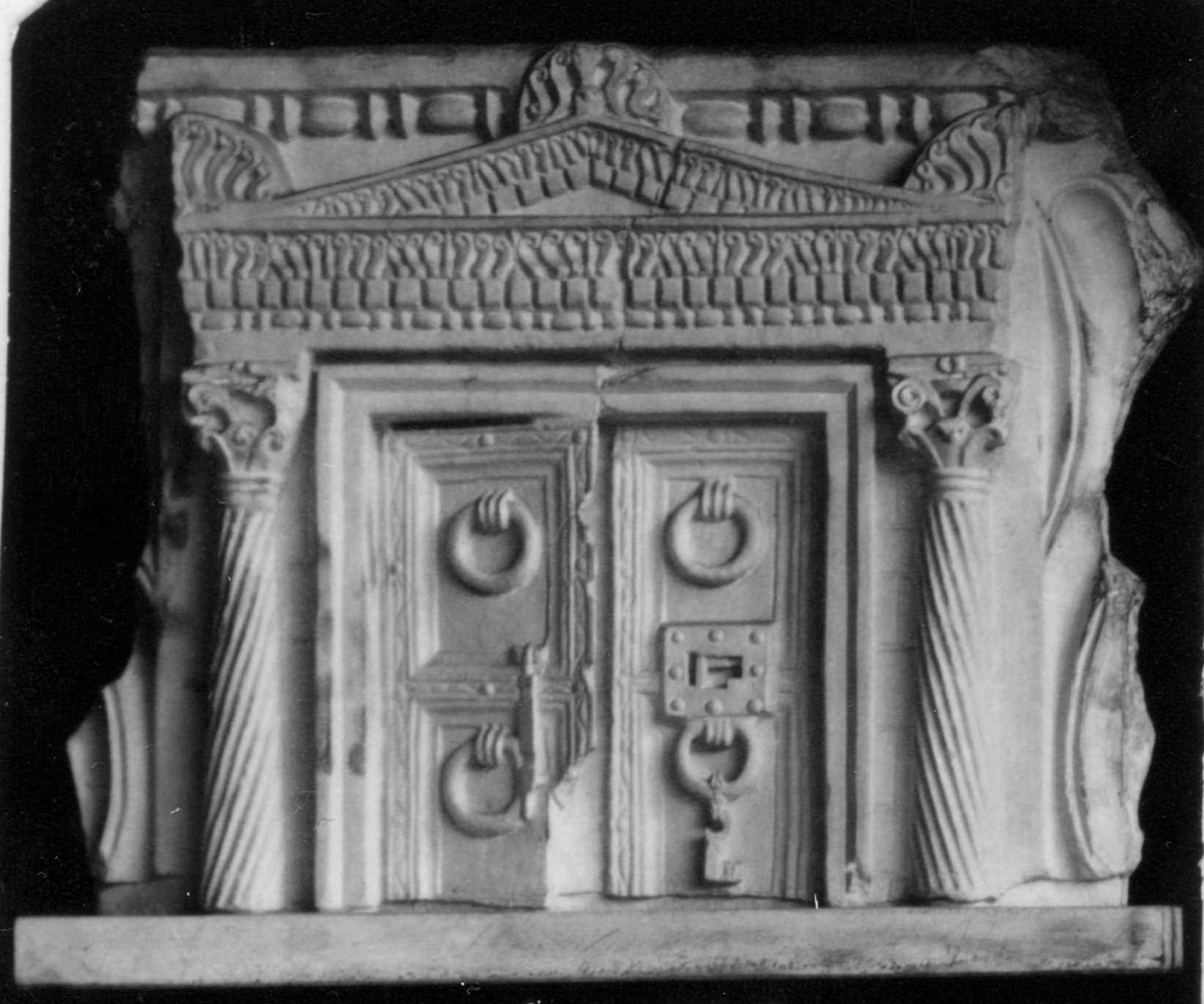 Grabpforte, Mittelstück eines Sarkophages