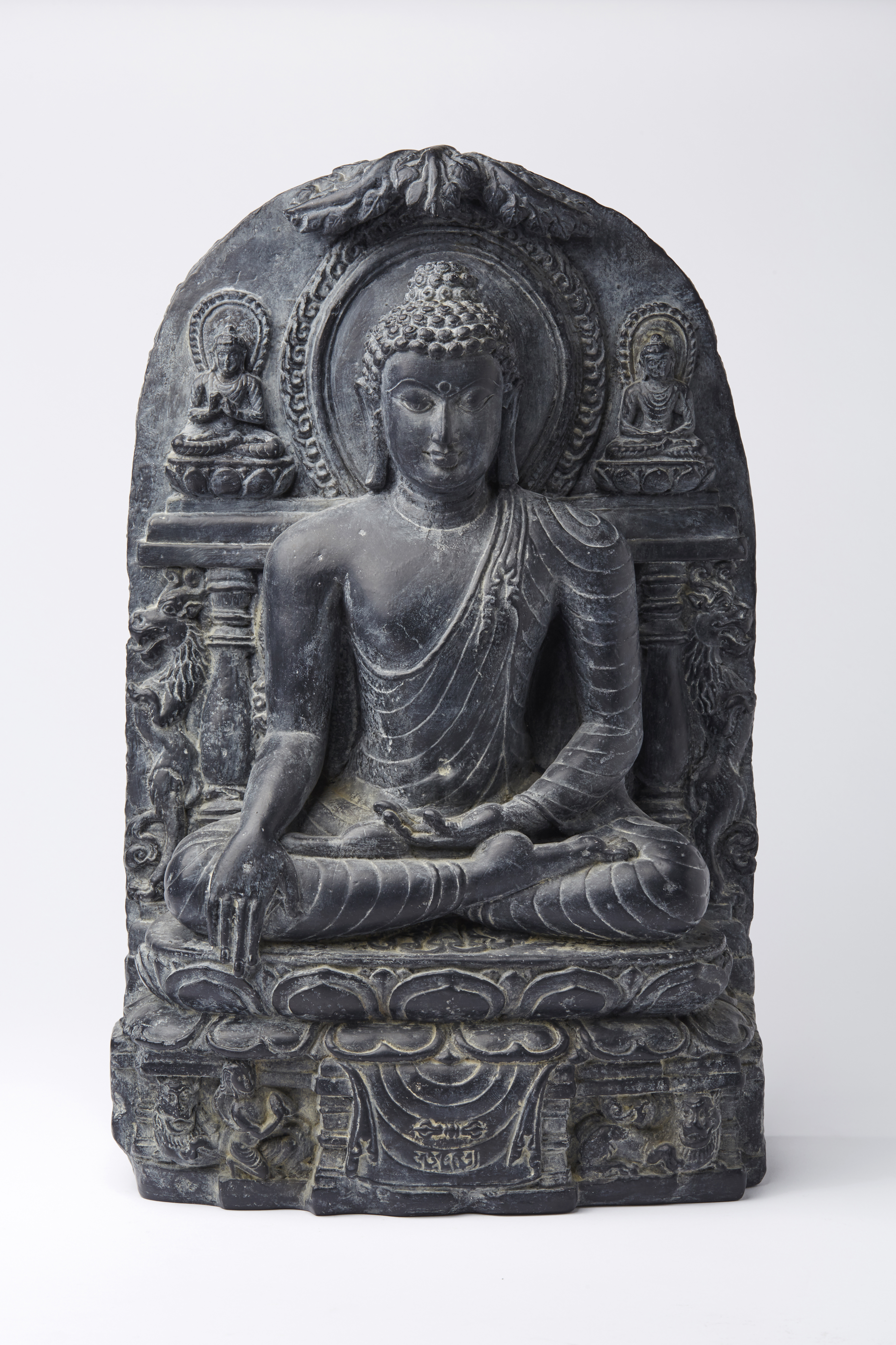 Buddha auf Löwenthron