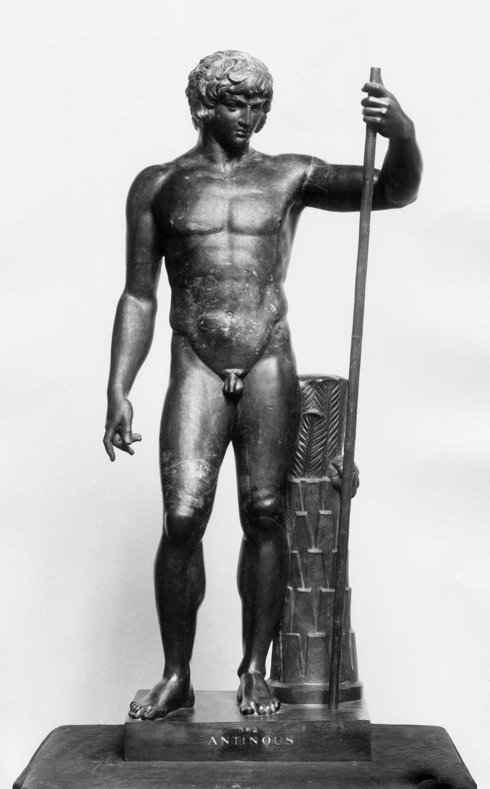 Antinous, stehend
