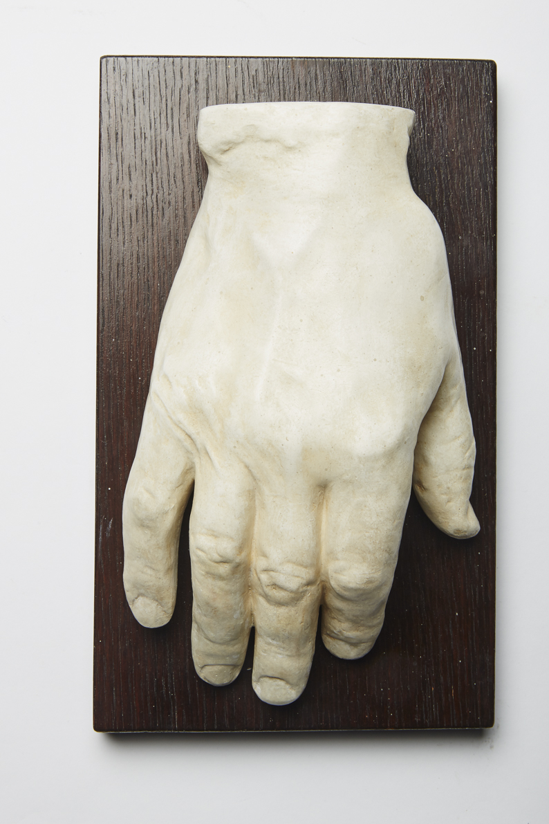 Johann Wolfgang von Goethe, rechte Hand auf Holzplatte