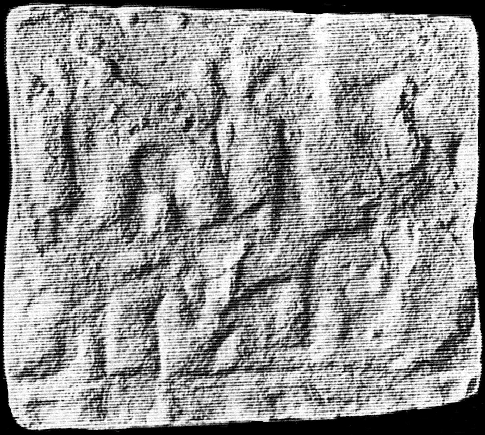 Ädikula, bestehend aus Flügelsonne und Schriftzeichen