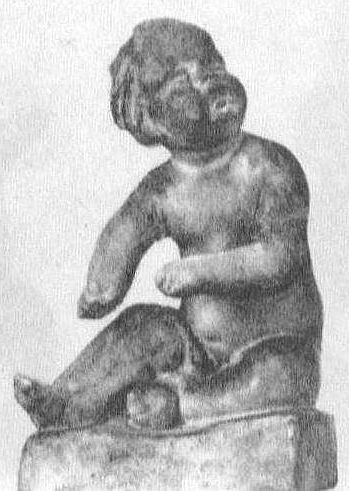 Putto, sitzend