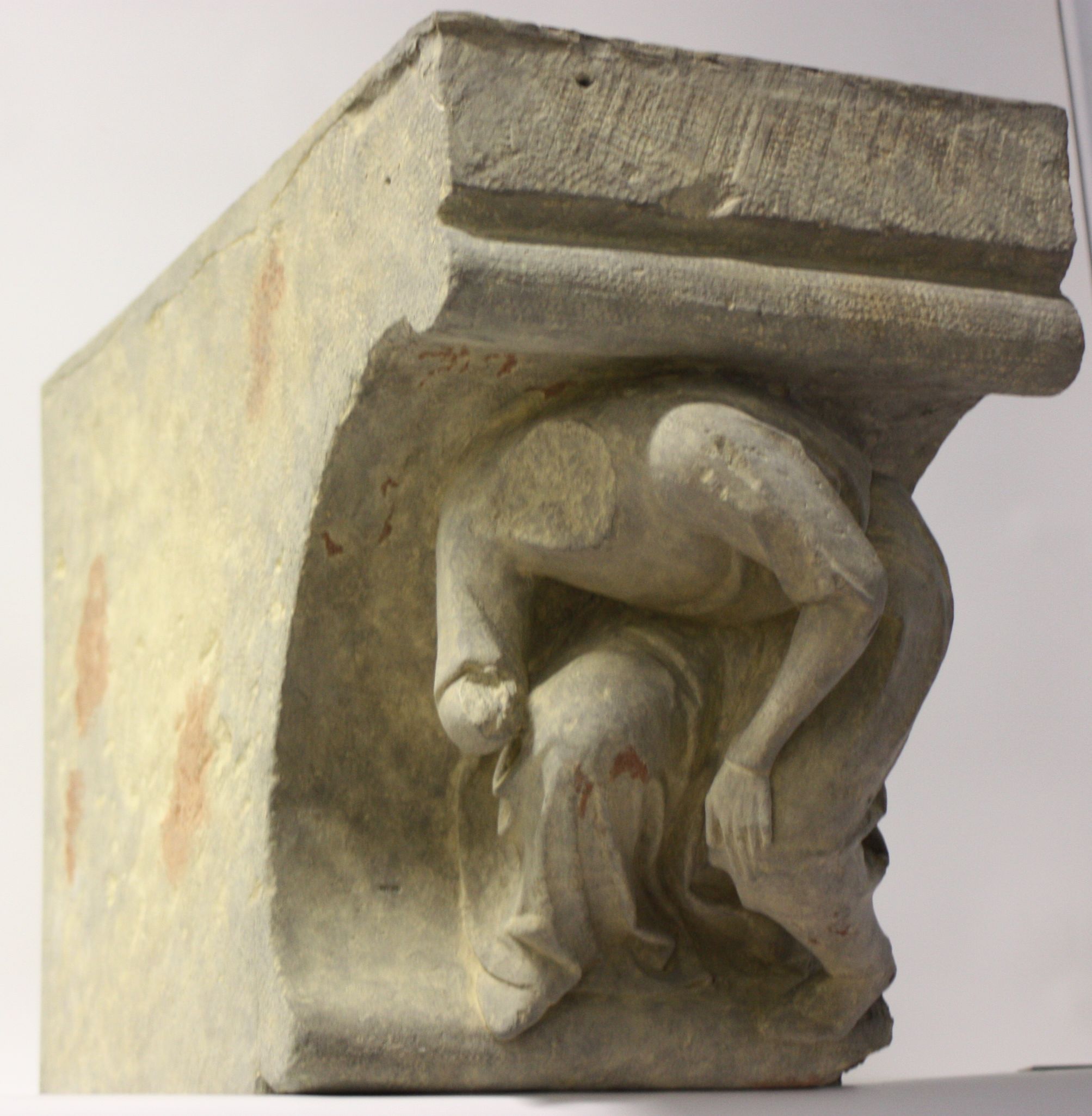 Kapitell mit männlicher Figur