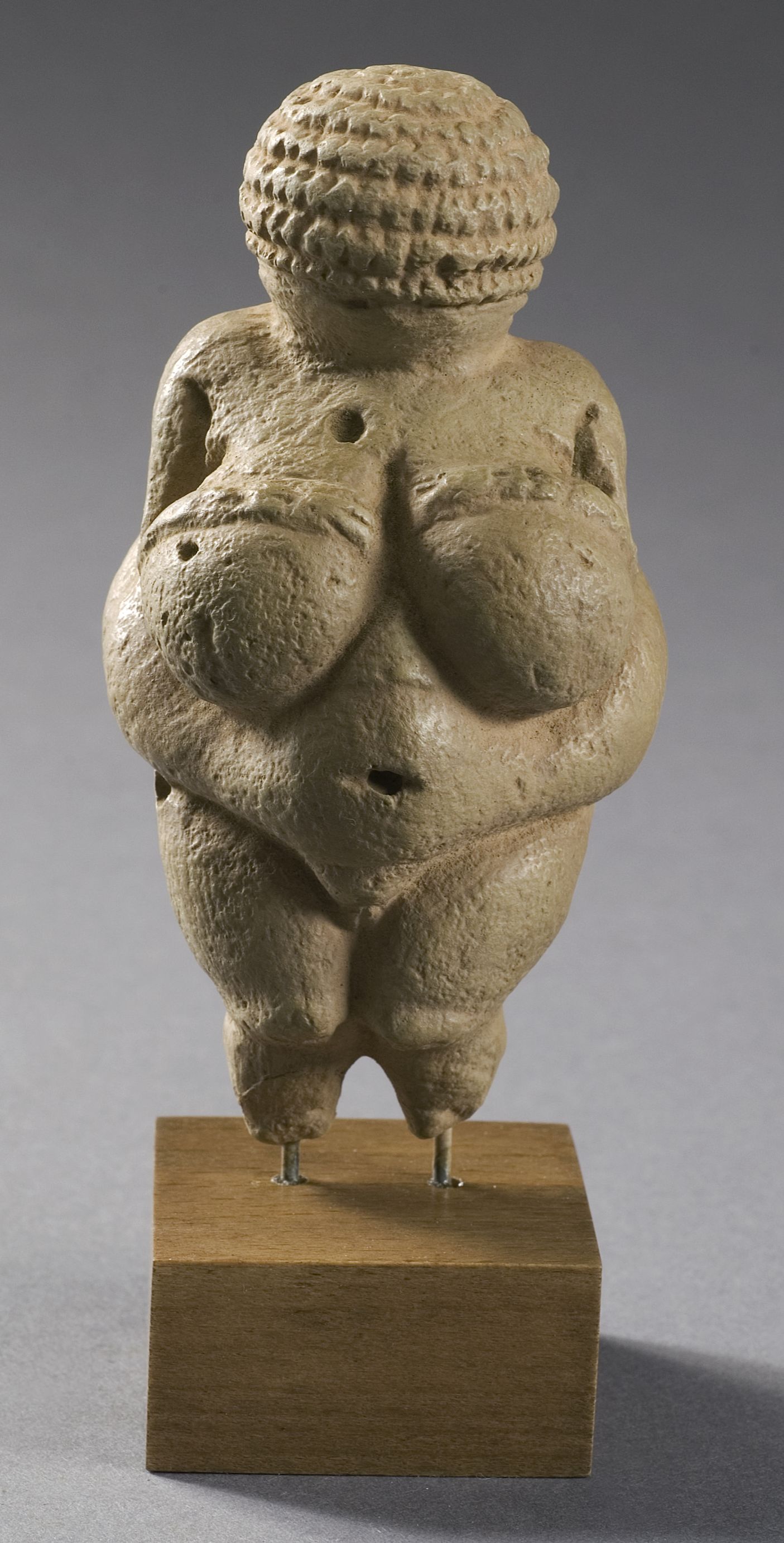 Venus von Willendorf (mit Sockel)