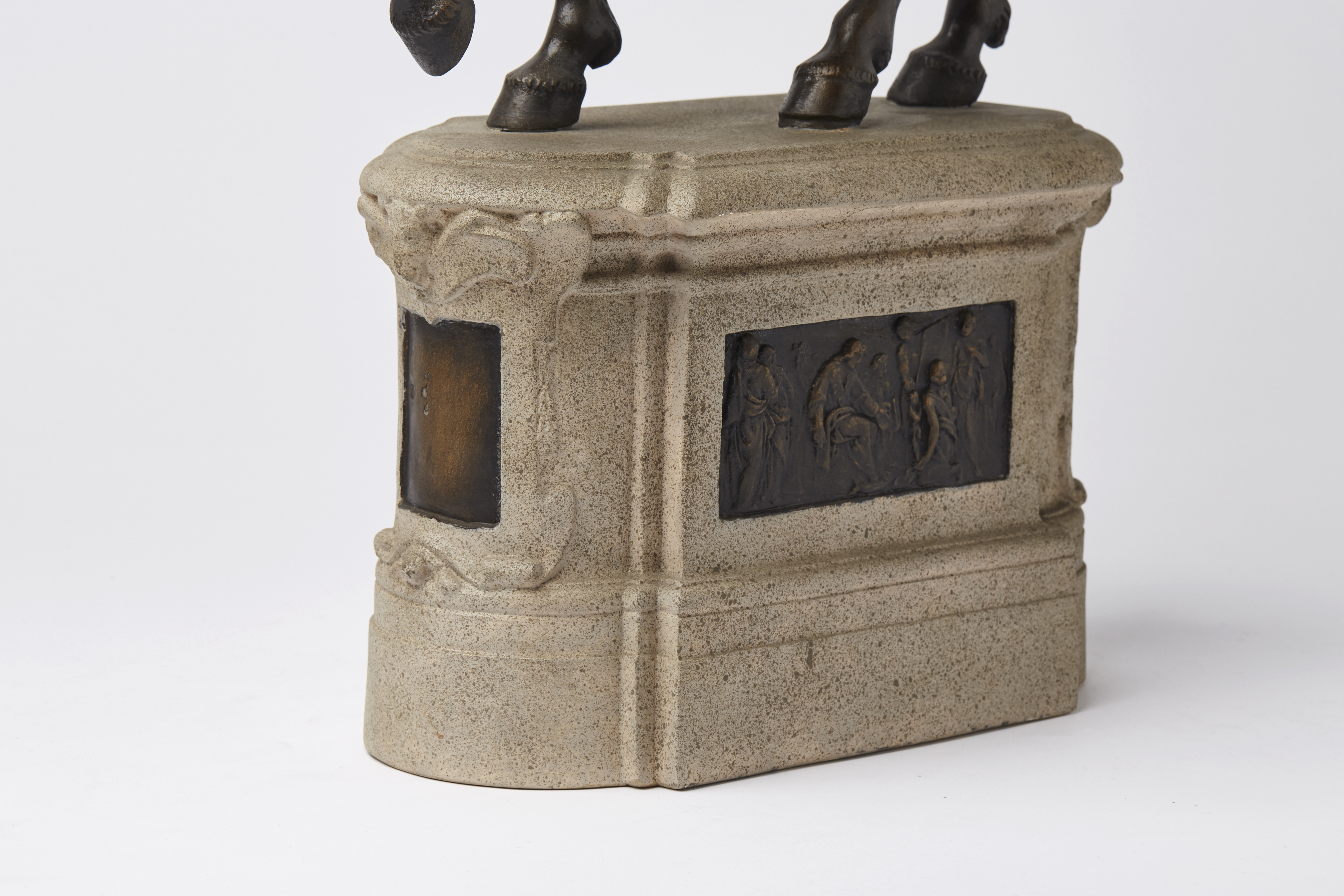 Postament (zu Reiterstatuette R-02186)