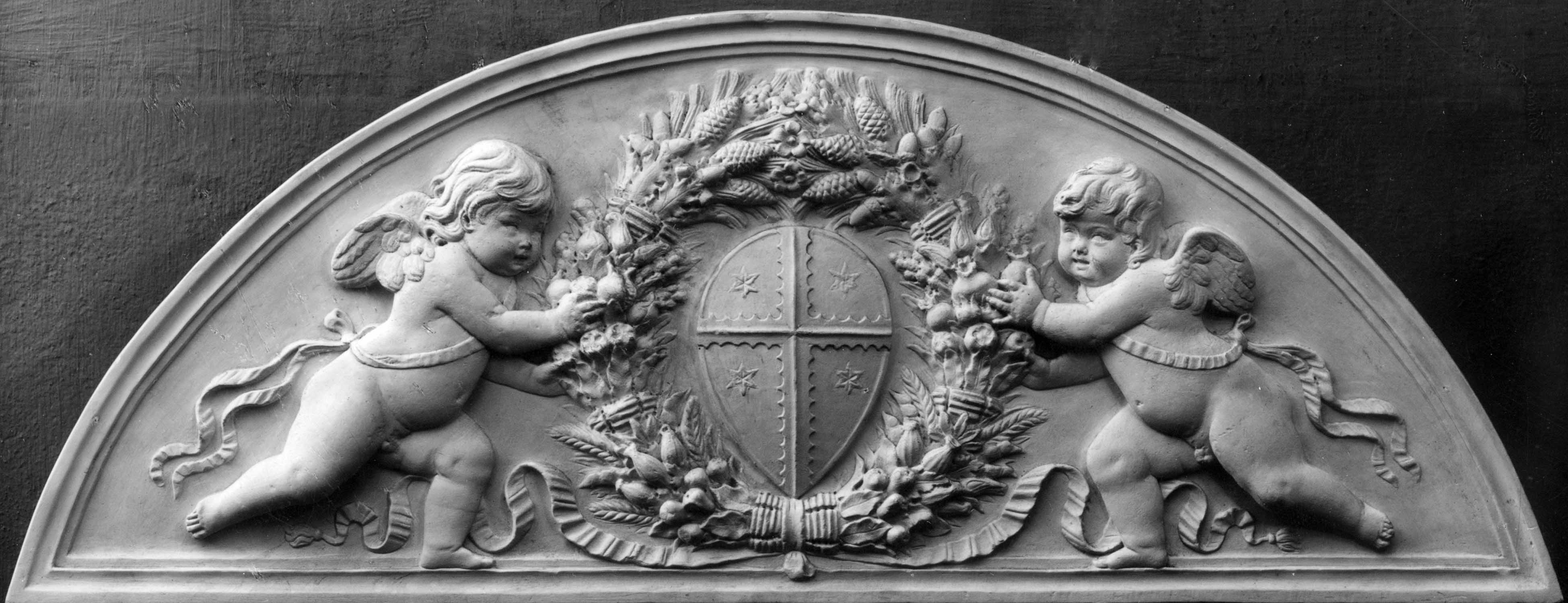 Zwei Putten mit dem Wappen der Familie Gherardi