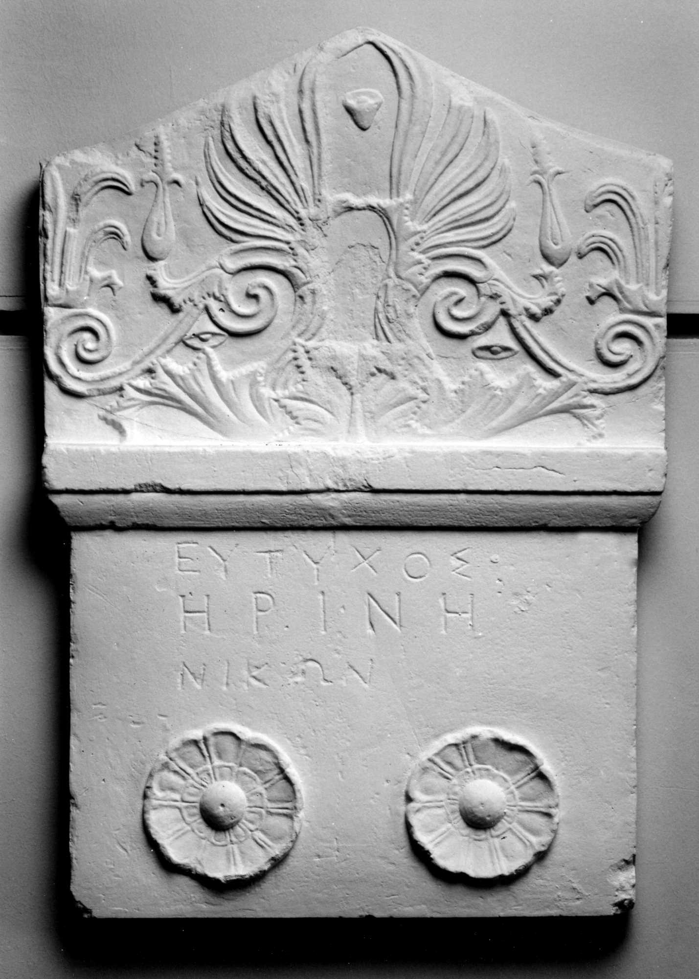 Akroterion mit Teil der Grabstele des Eutychos